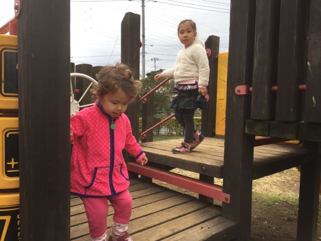 Yurika und Shinobu auf dem Spielplatz 