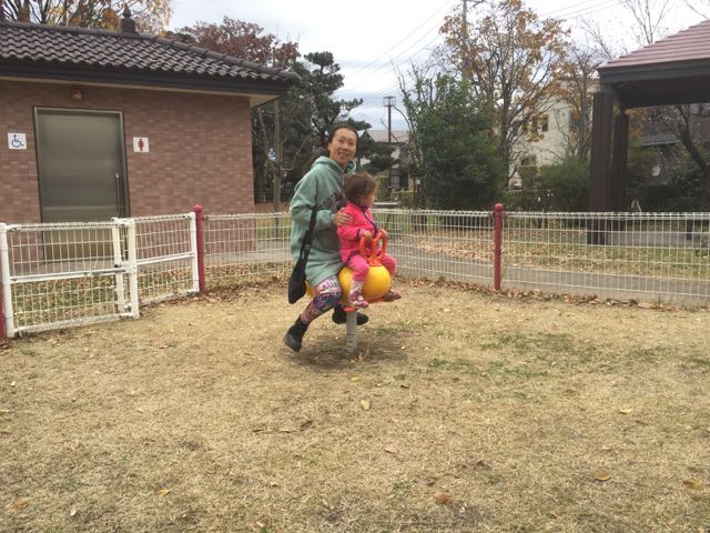 Midori und Yurika auf dem Schaukelpferd 